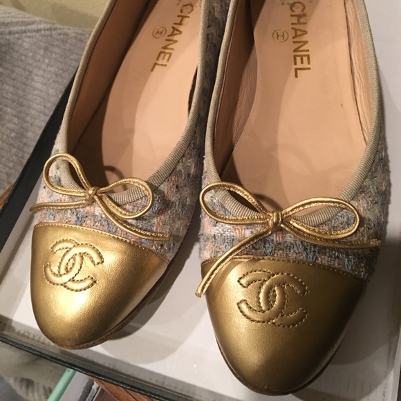 CHANEL Shoes - HP 💖💙💜 Chanel gold and tweed flats shoes